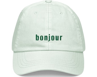 Pastel-colored baseball cap with the statement "Bonjour" – the perfect start to the day