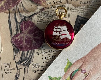 Collar chapado en oro, con reloj de esmalte vintage con velero