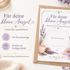 Puede incluir: Una tarjeta de felicitación rectangular con sobre de papel kraft que presenta ilustraciones de lavanda, una vela encendida y piedras apiladas. La tarjeta incluye el texto en alemán 'Für deine kleine Auszeit', 'Weil du dir etwas Schönes verdient hast', 'Hier Geldschein befestigen' y 'Von Herzen für dich' con detalles dorados.