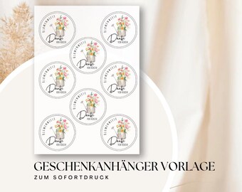 Puede incluir: Hoja de pegatinas circulares con una ilustración de acuarela de flores en una regadera. Cada pegatina tiene las palabras "Danke" y "Blumenwiese" en un diseño circular. El texto "GESCHENKANHÄNGER VORLAGE ZUM SOFORTDRUCK" está en la parte inferior.
