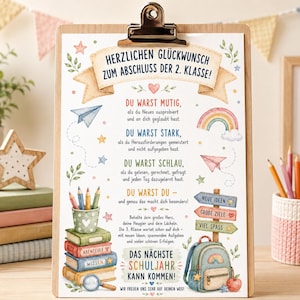 Könnte beinhalten: Ein dekoratives Klemmbrett mit einer Glückwunschbotschaft zum Abschluss der 2. Klasse. Das Design enthält Aquarellillustrationen von Büchern, einem Rucksack, Stiften, Papierfliegern und einem Regenbogen sowie Text, der den schulischen Erfolg feiert.