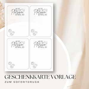 Op de afbeelding: Een witte kaart sjabloon met vier rechthoekige secties, elk met de tekst "AUF DIE Plätzchen FERTIG, LOS!" en een koekjes illustratie. De onderkant van de kaart luidt "GESCHENKKARTE VORLAGE ZUM SOFORTDRUCK".