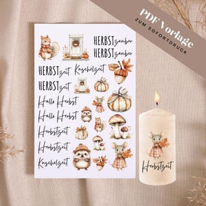 Könnte beinhalten: Eine weiße Kerze mit einer brennenden Flamme und einem Bogen Aufkleber mit herbstlichen Illustrationen. Die Aufkleber zeigen Eichhörnchen, Kürbisse, Pilze und den Text "Herbstzeit". Die Kerze hat eine Maus-Illustration und das Wort "Herbstzeit".