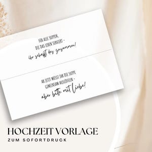 DIY-Verpackung für Tütensuppe mit Aufdruck zur Hochzeit, witzige Geschenkidee mit Text „Ab jetzt müsst ihr die Suppe gemeinsam auslöffeln“ bzw. „Für alle Suppen, die das Leben serviert“, dekoriert mit Trockenblumen, Herzdeko und Kerze – ideal als Printable zur Hochzeit.