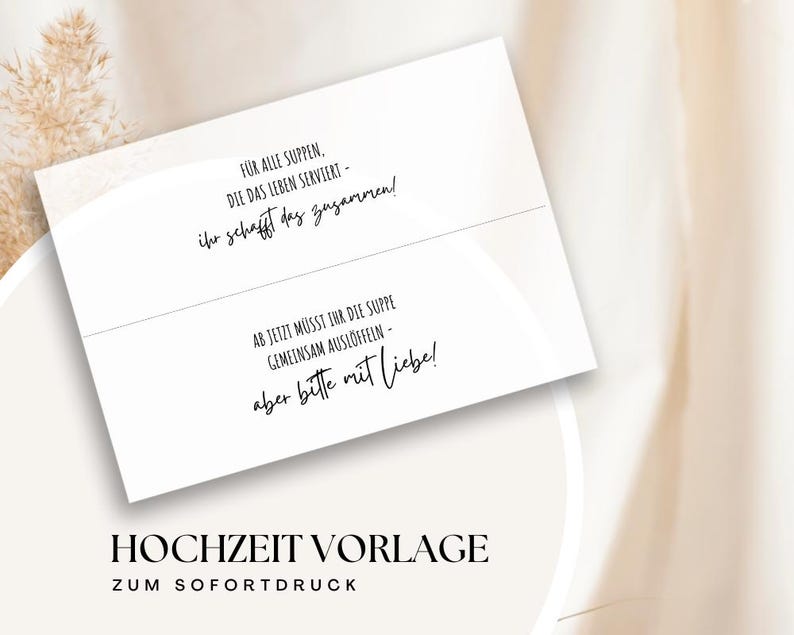 DIY-Verpackung für Tütensuppe mit Aufdruck zur Hochzeit, witzige Geschenkidee mit Text „Ab jetzt müsst ihr die Suppe gemeinsam auslöffeln“ bzw. „Für alle Suppen, die das Leben serviert“, dekoriert mit Trockenblumen, Herzdeko und Kerze – ideal als Printable zur Hochzeit.