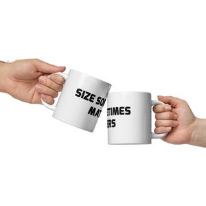 白く輝くマグカップ「サイズは重要」