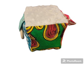 Cube Préhensible en tissu pour Bébés et enfants avec anneau de dentition en bois et rubans.