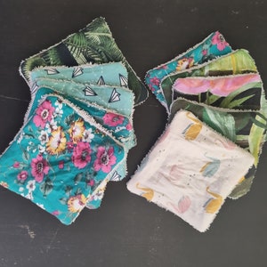 Può includere: Una collezione di elementi quadrati in tessuto con vari motivi floreali e di foglie tropicali. I tessuti presentano un mix di colori, tra cui verde acqua, rosa, giallo e verde. I bordi hanno un bordo sfilacciato bianco.