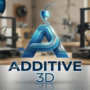 Op de afbeelding: Een logo met een gestileerde blauwe letter A met een 3D-printmondstuk aan de bovenkant, geplaatst boven de tekst ADDITIVE 3D in een vetgedrukt, donkerblauw lettertype. Het ontwerp staat tegen een wazige werkplaatsachtergrond met twee 3D-printers.