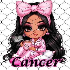 Pu&ograve; includere: Un'illustrazione di cartone animato di una ragazza con lunghi capelli neri che indossa un pigiama rosa e un fiocco rosa. Tiene in mano una tazza rosa con il numero 69. La parola "Cancro" &egrave; scritta in lettere nere su uno sfondo rosa.