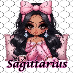 Pu&ograve; includere: Un'illustrazione di cartone animato del segno zodiacale Sagittario con una donna in pigiama rosa che tiene una tazza. La donna ha lunghi capelli neri, la pelle marrone e un fiocco rosa nei capelli. Lo sfondo &egrave; un motivo a griglia bianco e rosa.