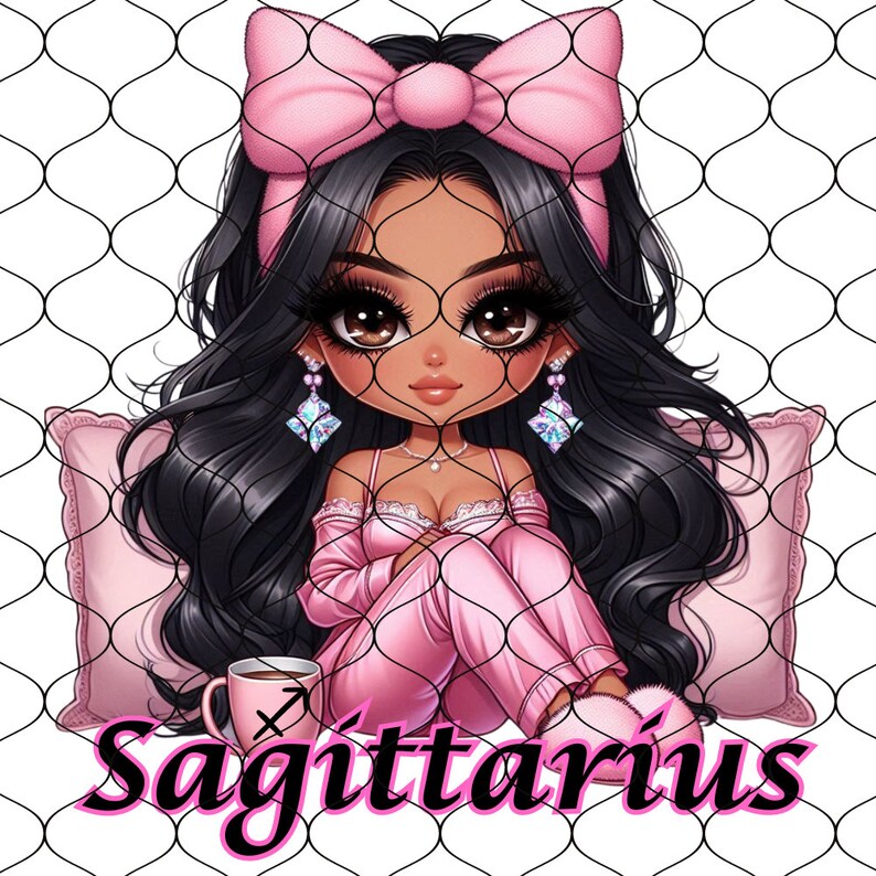 Pu&ograve; includere: Un'illustrazione di cartone animato del segno zodiacale Sagittario con una donna in pigiama rosa che tiene una tazza. La donna ha lunghi capelli neri, la pelle marrone e un fiocco rosa nei capelli. Lo sfondo &egrave; un motivo a griglia bianco e rosa.