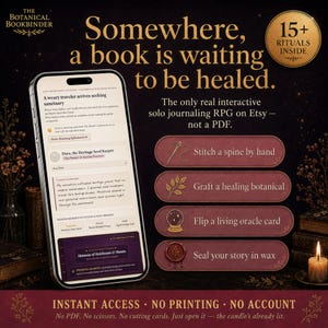 Pode incluir: Um smartphone exibe uma interface de RPG solo interativa intitulada The Botanical Bookbinder. A tela mostra texto sobre um viajante cansado, enquanto quatro botões marrons apresentam ícones de costura, enxerto, cartas de oráculo e selos de cera.