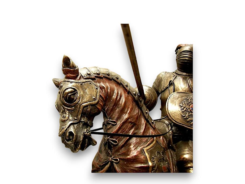 馬に乗って槍を持った鎧を着た騎士 - 鎧を着た騎士の像 - 中世の騎士の