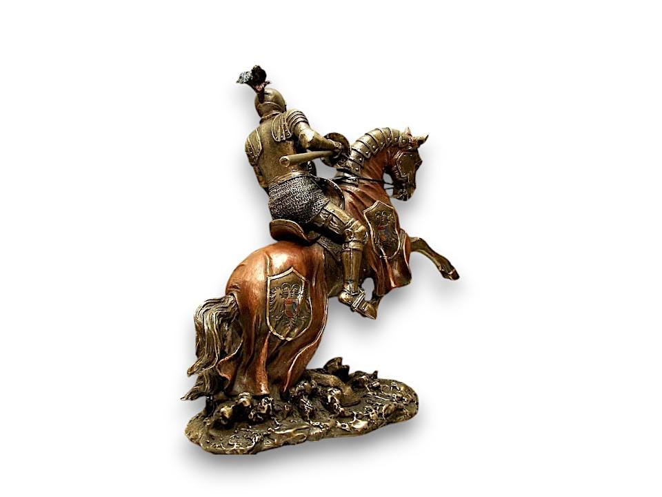 馬に乗って槍を持った鎧を着た騎士 - 鎧を着た騎士の像 - 中世の騎士の