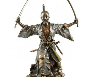 Figurine de samouraï avec deux épées