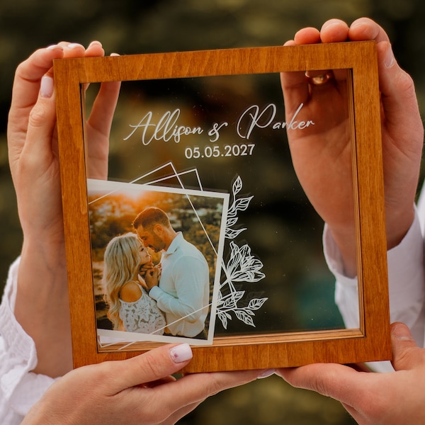 Einheitshochzeitssandzeremonie mit gedrucktem Foto, Holz- und Acrylrahmen, verschiedene Farben, farbiger Sand in Kraftbeuteln, Personalisierungsoption