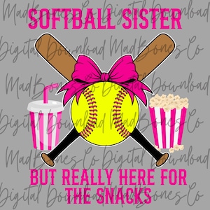 Peut inclure: Un fond gris avec un nœud rose et deux battes de baseball croisées. Une balle de softball jaune est au centre des battes. Un gobelet rayé rose et blanc avec une paille et un seau de popcorn rayé rose et blanc sont de chaque côté de la balle de softball. Le texte "SOFTBALL SISTER BUT REALLY HERE FOR THE SNACKS" est en bas de l'image.