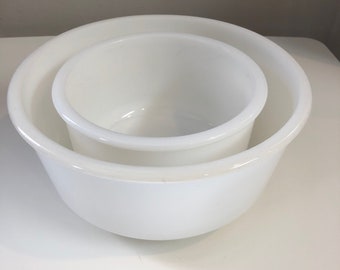 Può includere: Due ciotole da mescolare in ceramica bianca, una dentro l'altra.