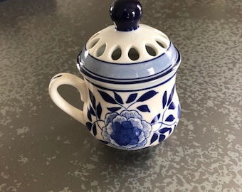 Vintage blue and white cup/lid