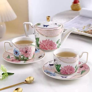 Ręcznie robiony ceramiczny zestaw do herbaty: kwiatowe filiżanki i spodki do kawy