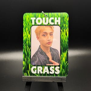 Porte-cartes photo Kpop en acrylique Touch Grass