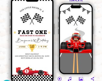 Może przedstawiać: Dwa smartfony wyświetlające zaproszenie urodzinowe z motywem samochodu wyścigowego. Lewy telefon pokazuje tekst: "Our Little Racer is a Fast One" z flagami wyścigowymi i grafiką samochodu wyścigowego. Prawy telefon pokazuje samochód wyścigowy z dzieckiem kierowcą.