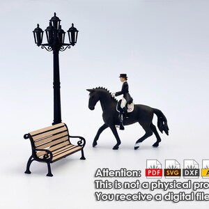Peut inclure: Figurine équestre noire sur un cheval noir, avec un cavalier en tenue de cérémonie. Un lampadaire noir et un banc de parc sont également dans la scène. Le texte de l'image est : "Attention: This is not a physical product. You receive a digital file."
