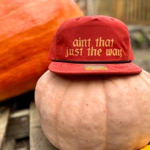 Chapeau vintage « Over the Garden Wall » - Casquette brodée avec une citation humoristique « Ain't That Just the Way », style anglais ancien, cadeau d'automne