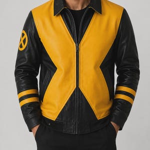 Peut inclure: Une veste en cuir noire et jaune présentant un motif en forme de X sur le devant, un col classique, une fermeture éclair intégrale et deux bandes jaunes horizontales sur chaque manche. Un logo X-Men jaune circulaire est sur l'épaule droite.