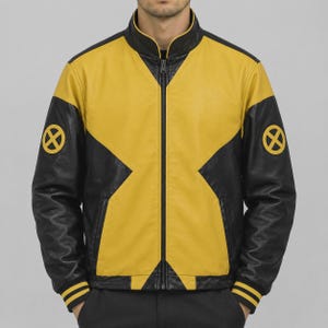 Peut inclure: Une veste en cuir jaune et noire dotée d'un col montant, d'une fermeture éclair intégrale sur le devant et de manches longues avec poignets côtelés. Le design présente un logo X-Men jaune sur chaque épaule et un motif géométrique bicolore.