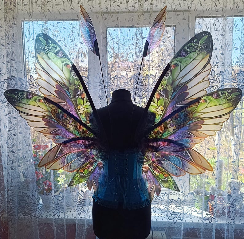 Since the wings are made of plastic, the pattern is clearly visible in the sunlight, the leaves and flowers seem three-dimensional
