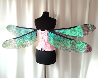 Große irisierende grüne Libellenflügel: Cosplay für Erwachsene