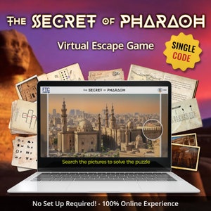 Könnte beinhalten: Ein Laptop zeigt ein virtuelles Escape-Game mit dem Titel "The Secret of Pharaoh". Der Bildschirm zeigt eine ägyptische Stadtlandschaft. Vintage-Papiere und ein gelber Aufkleber mit "SINGLE CODE" umgeben den Laptop.