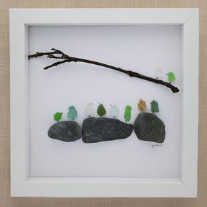 Obra de arte hecha con vidrio marino, arte hecho a mano enmarcado, arte de playa, pájaros de vidrio marino sobre rocas con madera flotante y pájaros de vidrio marino