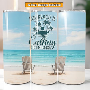 Può includere: Un bicchiere in acciaio inossidabile con una scena di spiaggia e il testo "The Beach Is Calling And I Must Go". Il bicchiere ha uno sfondo bianco con onde blu e una spiaggia sabbiosa. Due sedie da spiaggia bianche sono sulla spiaggia.