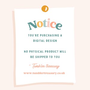 Op de afbeelding: Een witte mededeling met een gele duimspijker in de rechterbovenhoek. De mededeling luidt "Notice" in kleurrijke letters, "You're purchasing a digital design", "No physical product will be shipped to you", "Tumbler treasury", en "www.tumblertreasury.co.uk".