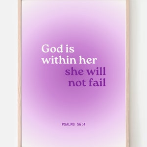 Puede incluir: Un fondo degradado morado y blanco con el texto "God is within her she will not fail" en texto blanco y morado. El texto "PSALMS 56:4" está en texto morado más pequeño en la parte inferior de la imagen.