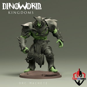 Op de afbeelding: Groene Orc miniatuurfiguur met een grote machete, gekleed in een harnas en een gehelmde helm. De figuur staat op een bruine basis. De tekst "ORC MACHETE" is onder de figuur gedrukt. De tekst "DINOWORLD KINGDOMS" is bovenaan de afbeelding gedrukt.