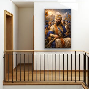 Könnte beinhalten: Gerahmter Leinwanddruck, der eine Sikh-Figur in traditioneller Kleidung zeigt, die ein Schwert und einen Falken hält. Das Kunstwerk ist eine detaillierte Illustration mit leuchtenden Farben, vor dem Hintergrund einer Landschaft mit Fahnen und Figuren.
