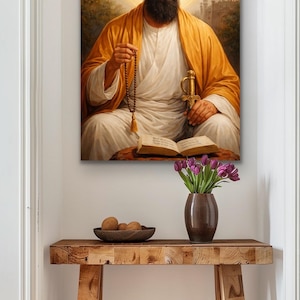Peut inclure: Portrait encadré d'un homme avec un turban blanc et une longue barbe noire, vêtu d'une robe jaune et tenant une épée et un chapelet. Le tableau est exposé au-dessus d'une console en bois avec un vase de tulipes violettes.