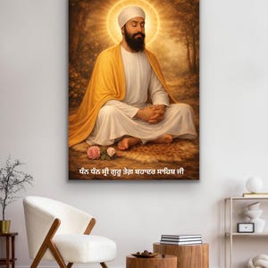 Könnte beinhalten: Gerahmtes Porträt eines Mannes in weißen und gelben Gewändern, der in Meditation sitzt. Ein goldener Heiligenschein umgibt seinen Kopf. Das Bild enthält Text in einer Fremdsprache und vor einem verschwommenen Waldbild.