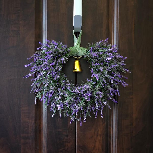 Mini corona en cascada de lavanda artificial con cinta de terciopelo verde y campana dorada