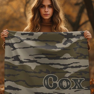 Gepersonaliseerde naam camouflage fluwelen pluche deken, camouflage aangepaste buiten militair leger natuur rustiek geschenk hoes, klein medium groot