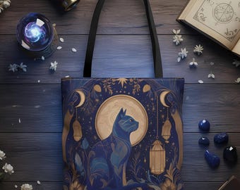 Könnte beinhalten: Marineblaue Tragetasche mit einem stilisierten blauen Katzenmotiv, einem Vollmond und floralen Elementen. Die Tasche hat schwarze Griffe. Das Design ist von himmlischen und mystischen Elementen umgeben.
