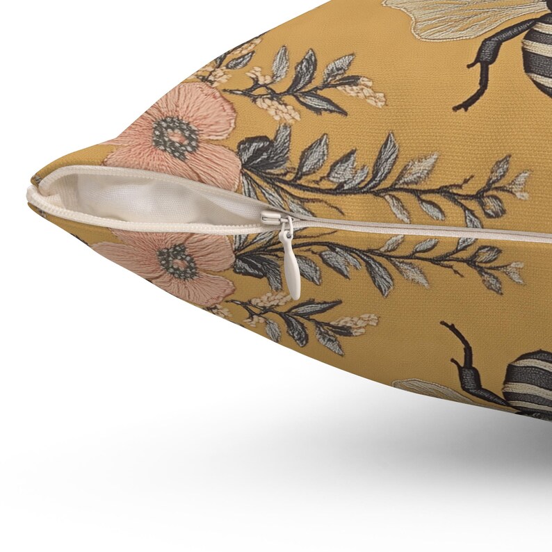 Künstlerisches Boho Blumenbienenwurfkissen, Cottagecore frühlingshaftes Dekorateurkissengeschenk, Naturalismusinsekten-Hummel-botanischer Hauptakzent Bild 6