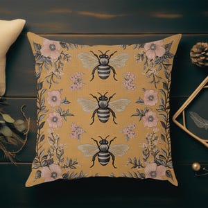 Künstlerisches Boho Blumenbienenwurfkissen, Cottagecore frühlingshaftes Dekorateurkissengeschenk, Naturalismusinsekten-Hummel-botanischer Hauptakzent Bild 3