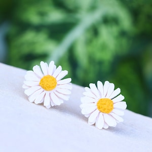 Weiße Gänseblümchen Ohrringe | Geburtsblume April | Fimo Blumen Ohrstecker handgemacht | Hypoallergen & leicht  | auch in rosa oder blau