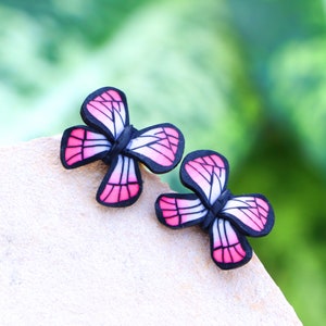 Pinke Schmetterlings-Ohrstecker aus Polymerton | niedlicher Insekten Hippieohrschmuck | hypoallergener Edelstahl-Stecker | rosa-weiß-schwarz