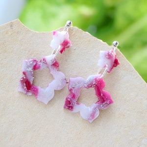 Blütenförmige Statement Ohrringe aus Polymerton  | Edelstein Optik | Hängeohrringe Polymerclay | handgefertigt | Geschenk Freundin | pink